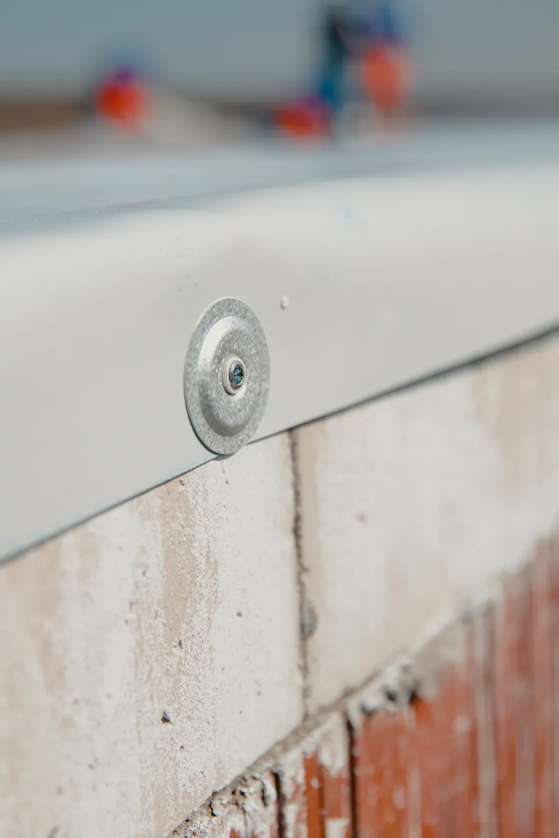 Rubber membrane fixed along the edge of a flat roof